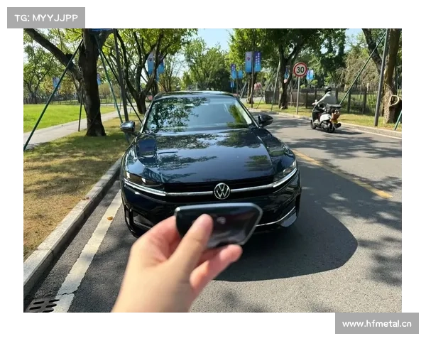 全新一代迈腾配备了精准的倒车雷达 全新一代迈腾配备了精准的倒车雷达